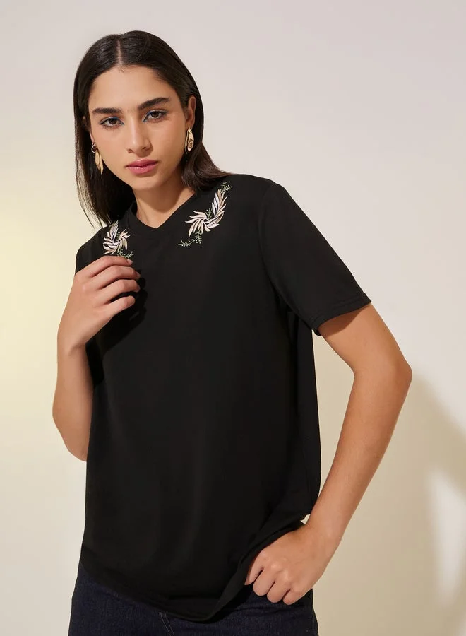 تايك تو تيشيرت بأكمام قصيرة ورقبة دائرية مطرز